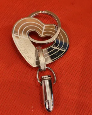 Portachiavi a forma di cuore metallico