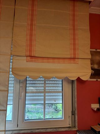 Estores enrollables cuadros crema y fucsia