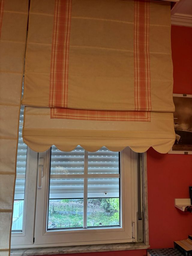 Estores enrollables cuadros crema y fucsia