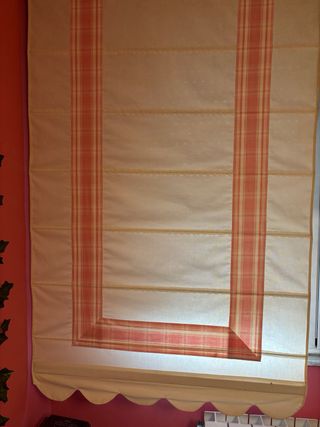 Estores enrollables cuadros crema y fucsia