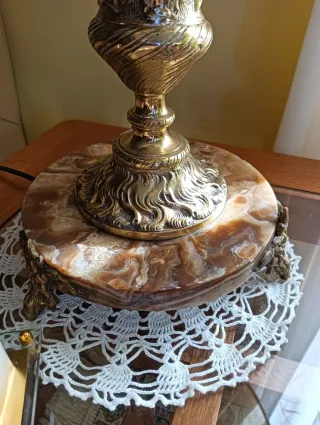 Lámpara de mesa dorada y beige