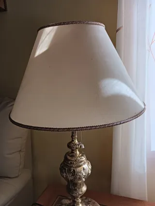 Lámpara de mesa dorada y beige