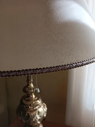 Lámpara de mesa dorada y beige