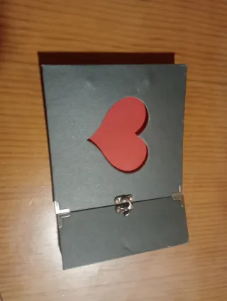 Álbum de fotos antiguo con corazón
