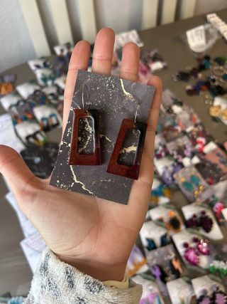 Pendientes rectangulares marrones y negros