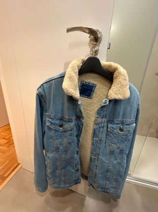 Cazadora vaquera forrada beige y azul