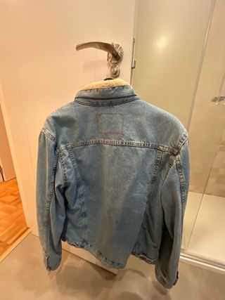Cazadora vaquera forrada beige y azul