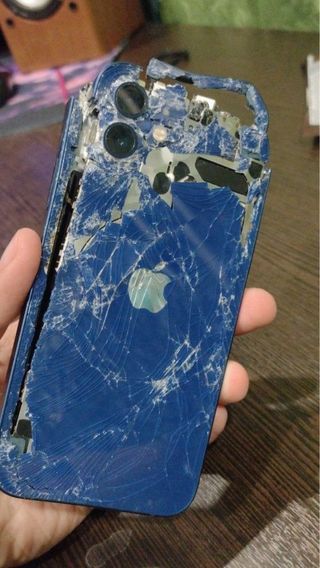 iPhone 12 Azul tirado del Concierto Shakira