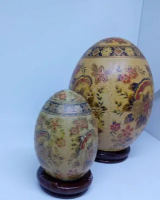 2 Uova in Ceramica Stile Satsuma Decorate