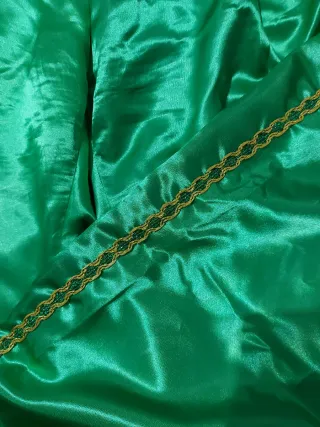 Pantalón verde satinado con bordado dorado