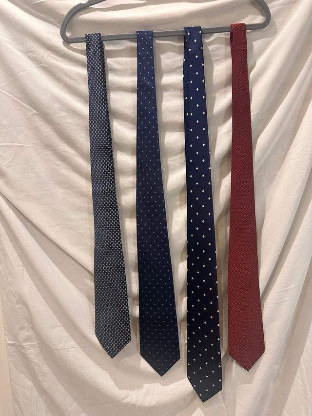 Corbata azul con microestampado