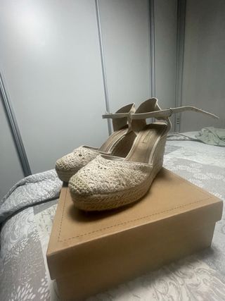 Zapatos cuña crochet beige