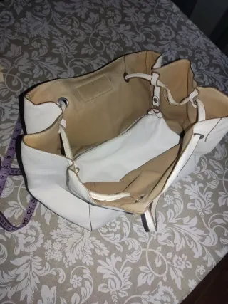 Bolso de mano y hombro blanco