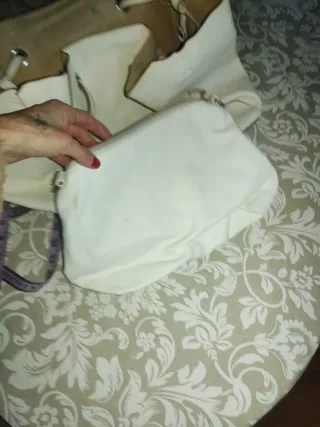 Bolso de mano y hombro blanco