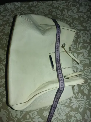 Bolso de mano y hombro blanco