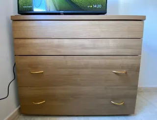 Cómoda de madera con tiradores dorados