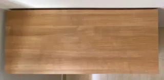 Cómoda de madera con tiradores dorados