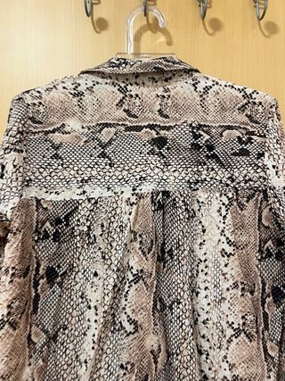 Blusa Zara estampado serpiente