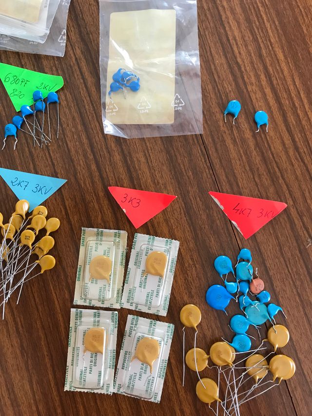 Lote Condensadores Cerámicos y Resistencias Vitrif