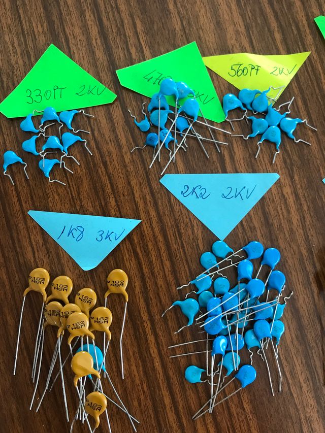 Lote Condensadores Cerámicos y Resistencias Vitrif
