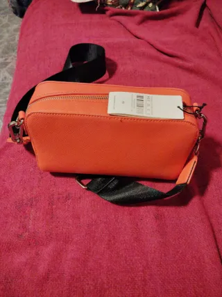 Bolso naranja con correa negra