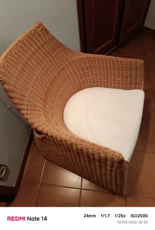Sillón grande de mimbre es balancín muy cómodo.