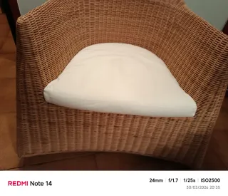 Sillón grande de mimbre es balancín muy cómodo.