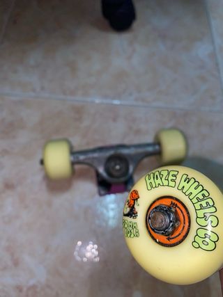 Skate Grizzly Negro con Rosas + ejes y ruedas