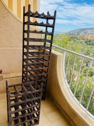 Botellero de plástico oscuro