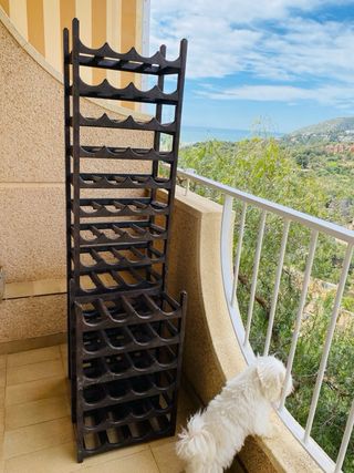 Botellero de plástico oscuro