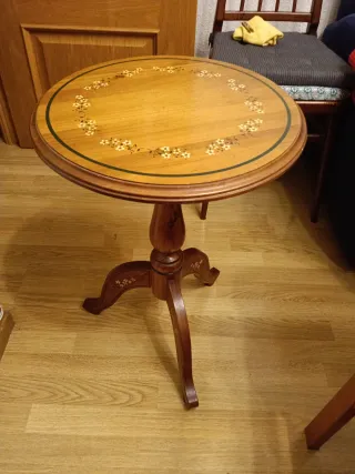 Mesita auxiliar redonda de madera 61x 43 cm