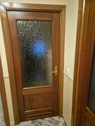 Puerta madera 3 con cristalera
