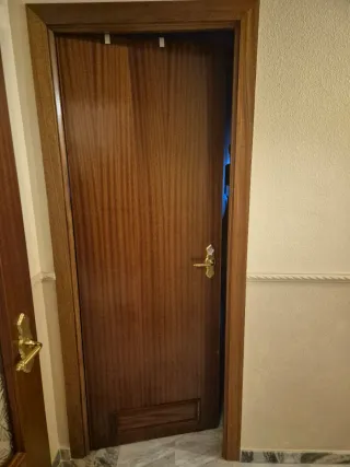 Puerta madera 3 con cristalera