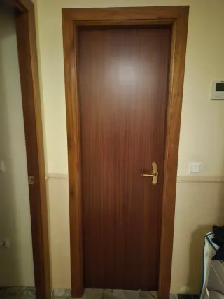 Puerta madera 3 con cristalera