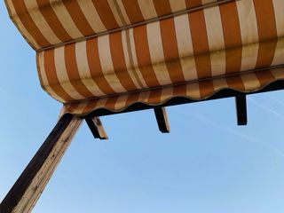 Toldo y pérgola a rayas