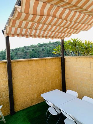 Toldo y pérgola a rayas