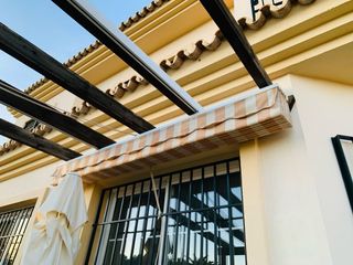 Toldo y pérgola a rayas