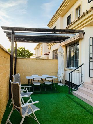 Toldo y pérgola a rayas