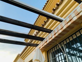 Toldo y pérgola a rayas