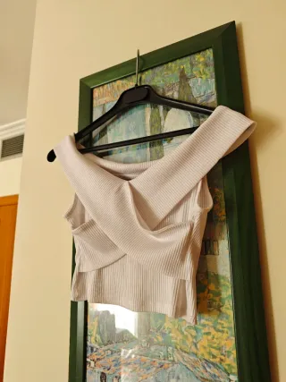 Top blanco escote cruzado hombros descubiertos