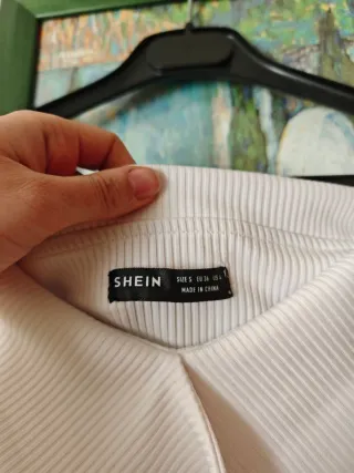 Top blanco escote cruzado hombros descubiertos