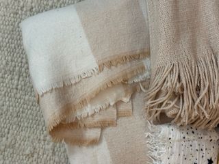 Cuatro bufandas, cálidas y suaves.