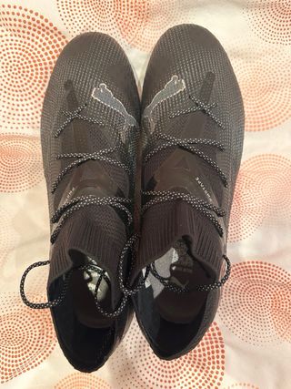 Botas de fútbol Puma negras nuevas