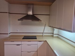 Cocina completa madera, cristal y metal