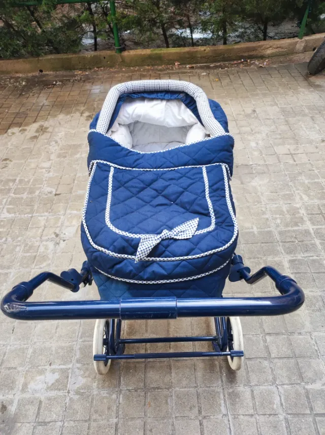 Cochecito de bebé azul acolchado