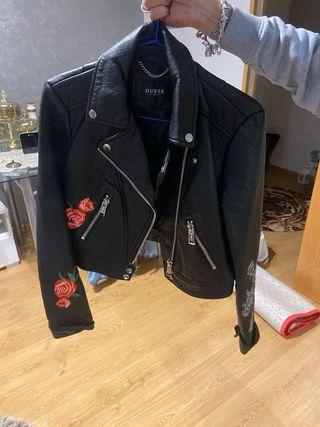 Chaqueta cuero Guess flores bordadas