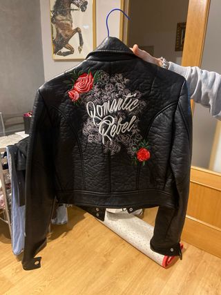 Chaqueta cuero Guess flores bordadas