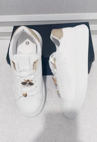 Zapatillas Blancas Talla 40 con Detalles Dorados