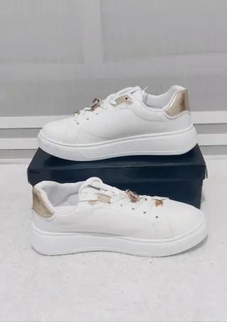 Zapatillas Blancas Talla 40 con Detalles Dorados