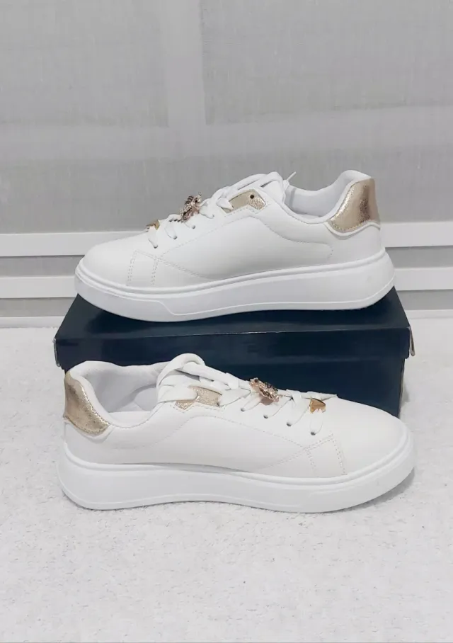 Zapatillas Blancas Talla 40 con Detalles Dorados